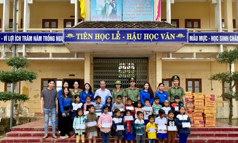Học viện Thanh thiếu niên Việt Nam:  Trao quà cho người dân vùng bão lũ Quảng Trị