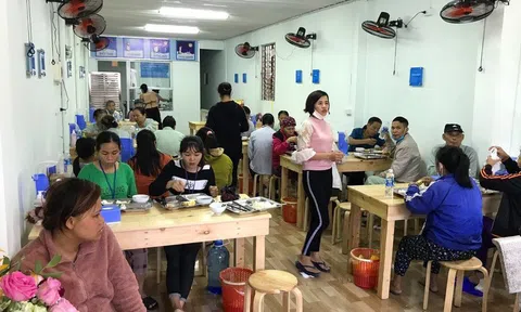 Điều đặc biệt tại quán cơm 2.000 đồng ở Nghệ An và những mảnh đời khốn khó