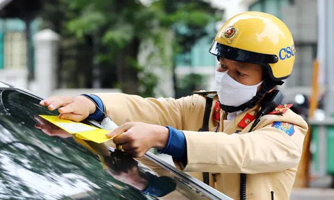 CSGT triển khai dán thông báo phạt nguội trên kính xe dừng đỗ trái phép