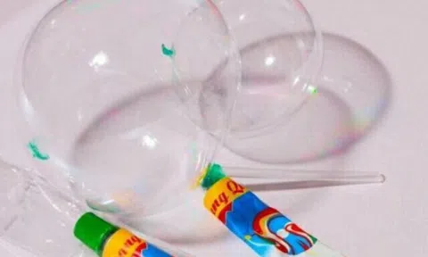 24 học sinh ngộ độc do thổi kẹo bong bóng bán ngoài cổng trường