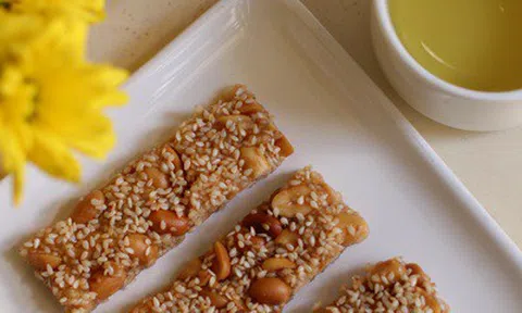 Thưởng trà nóng cùng kẹo lạc giòn, món quà vặt đút túi của người Việt