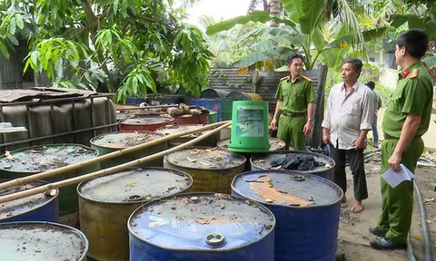 53.500 lít nhớt thải chuẩn bị nấu tái chế bị bắt tại trận ở An Giang