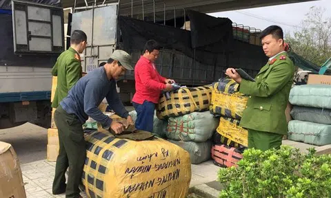 Bắt xe tải chở hơn 2 tấn hàng lậu và hàng có dấu hiệu xâm phạm sở hữu nhãn hiệu Levi’s