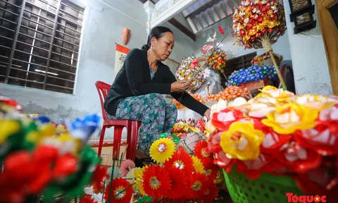 Rực rỡ sắc màu Tết tại làng nghề hoa giấy hơn 300 tuổi