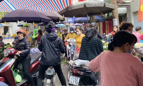 Chợ dân cư nhộn nhịp bán Rằm, hoa quả được dịp lên giá