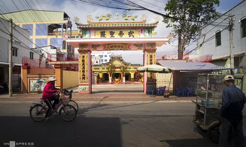 Choáng ngợp với ngôi đình kì lạ, ngày rằm treo nhang đụn kín trần