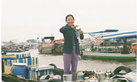 Lênh đênh trên ghe giữa dòng chợ nổi, thưởng cafe đặc sản Cái Răng