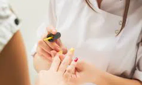 Cảnh báo 'hàng tá' hóa chất độc hại tiềm ẩn khi làm đẹp móng tay