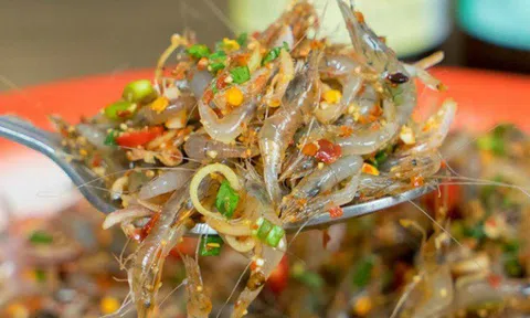 Thực khách thích thú khi thưởng thức vị tép bật tanh tách trong miệng