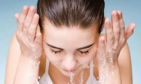 Những bí kíp chăm sóc da mùa nồm để không bị nổi mụn