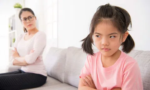Những cách giúp bố mẹ gần gũi với đứa con bướng bỉnh