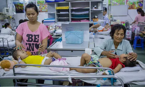 Bệnh chân tay miệng gia tăng, cha mẹ chú ý cách tự chăm sóc trẻ tại nhà