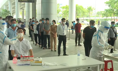 Lấy mẫu xét nghiệm Covid-19 cho hơn 2.000 nhân viên tại sân bay Đà Nẵng