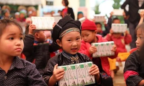 Quỹ sữa vươn cao Việt Nam tiếp tục hành trình trao sữa cho trẻ em tại 26 tỉnh thành trong năm thứ 14