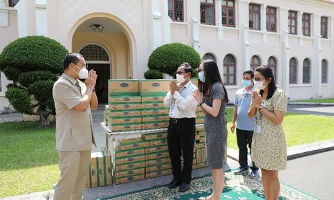 Công ty con của vinamilk tại campuchia tặng 48.000 hộp sữa cho trẻ em và người dân nước bạn trong đại dịch