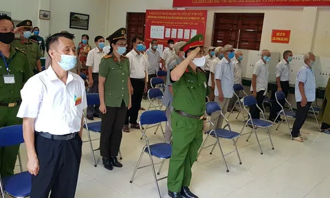 Cán bộ, chiến sỹ Công an quận Bắc Từ Liêm thực hiện công tác bảo vệ an ninh, an toàn tuyệt đối trong ngày hội bầu cử