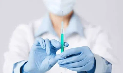 Bác sĩ chở thi thể cô gái nâng ngực đi mai táng bị phát giác do người ở trại hòm thấy bất thường