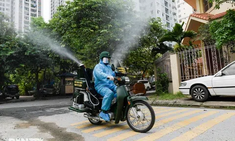 Cận cảnh thử nghiệm xe máy phun khử khuẩn lưu động mới, dễ dàng chạy trong ngõ nhỏ Hà Nội