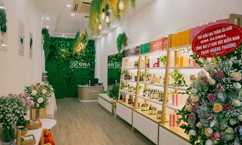 Ngày đầu khai trương showroom ONA Global, tắc đường tại 18 Đội Cấn vì quá đông