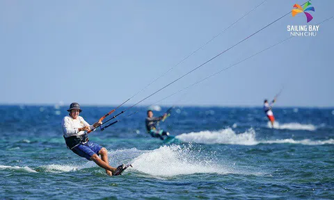 'Đại tiệc' lướt ván diều quốc tế tại biển Ninh Chữ (TP Phan Rang- Tháp Chàm)