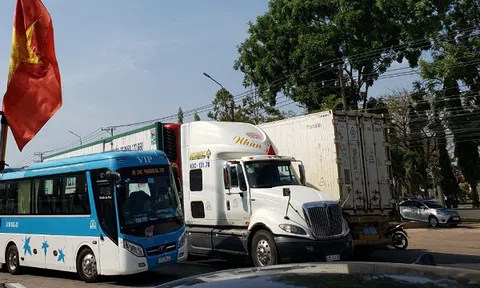 Xe khách phóng nhanh, vượt ẩu trên Quốc lộ 1A, nỗi ám ảnh kinh hoành sau dịp Tết