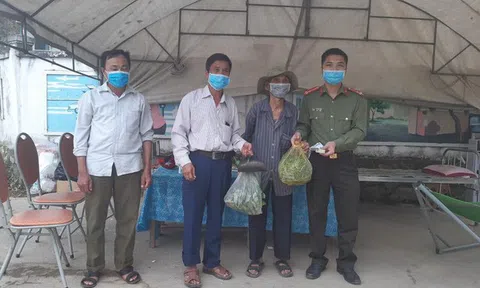 Xúc động trước hành động chung tay chống dịch Covid - 19 của các cụ già