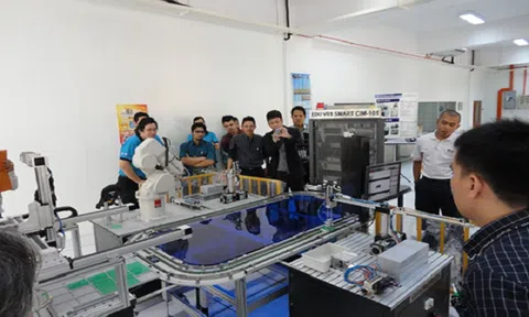 Học về robot, lấy bằng quốc tế