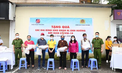 Dược phẩm Tâm Bình và CA phường Ngọc Khánh hỗ trợ gia đình khó khăn bởi Covid-19