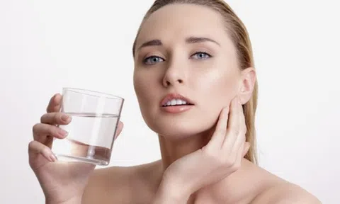 Bí quyết uống nước đúng cách để bảo vệ sức khỏe vàng
