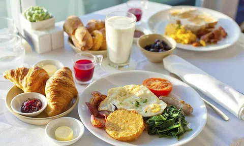 Các 'khung giờ vàng' để chị em vô tư ăn uống mà không lo tăng cân