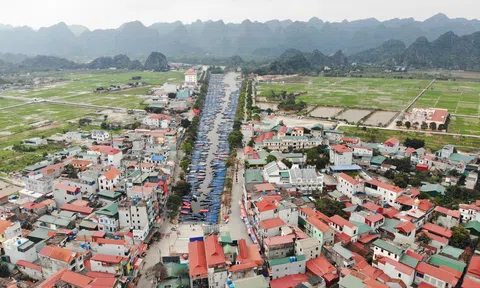Chùa Hương vắng lặng, hàng nghìn con đò "phơi sương" chờ khách