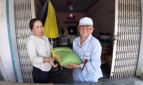 Cụ ông 90 tuổi đi bán hàng rong 'nuôi' tấm lòng nhân ái