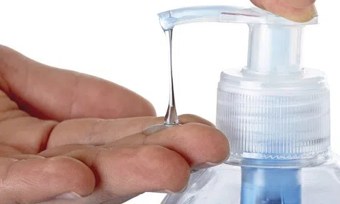 'Loạn' thị trường nước rửa tay khô