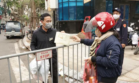 Hà Nội: Người dân phố Trúc Bạch được tiếp viện nhu yếu phẩm