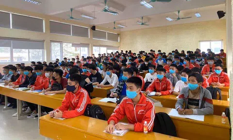 Trường ĐH khẩn cấp cho sinh viên nghỉ, nhưng khuyên không nên rời Hà Nội