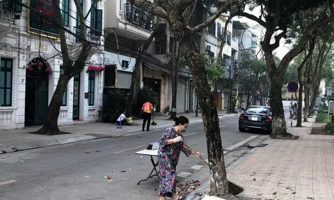 Rác thải của phố Trúc Bạch được khử khuẩn, phân loại nghiêm ngặt trong những ngày cách ly dịch COVID-19