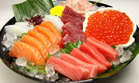 6 mối nguy tiềm ẩn có thể xảy ra khi ăn đồ sống như sushi, sashimi