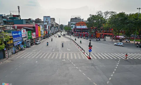 Đường phố Hà Nội vắng như Tết vì dịch Covid-19