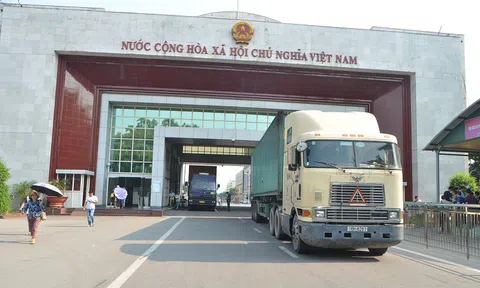 Thông quan gần 1.000 xe hàng sang Trung Quốc trong 2 ngày