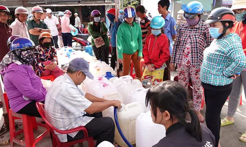 "Biệt đội" chở nước ngọt về cấp miễn phí cho dân vùng hạn mặn
