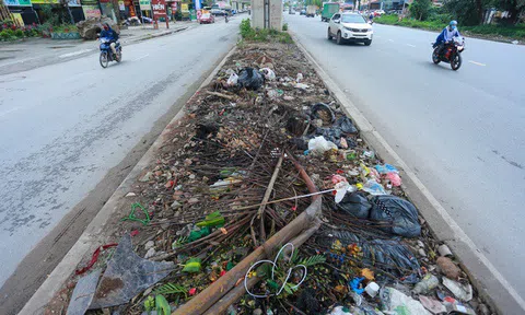 Hành lang đường sắt Cát Linh - Hà Đông thành nơi đổ rác