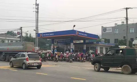 Người dân đổ xô mua tích trữ xăng dầu