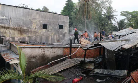 An Giang: Cháy lớn, lửa thiêu rụi 8 căn nhà