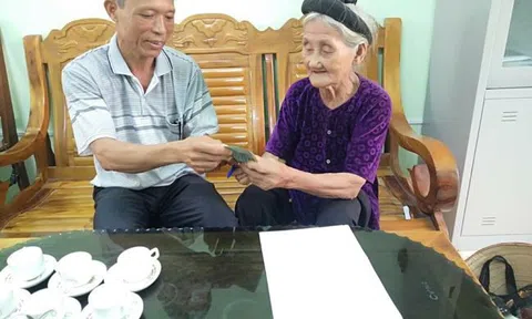 Cụ bà xin thoát nghèo giờ tiếp tục ủng hộ tiền chống dịch Covid-19