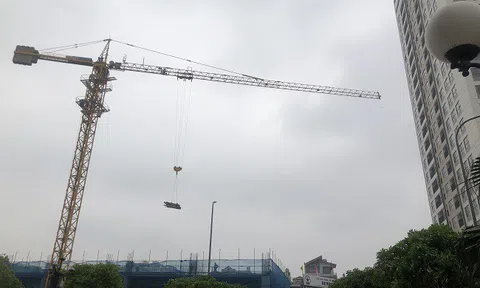 Long Biên: Dân cư nơm nớp sống dưới cẩu tháp không phép tại dự án Berriver