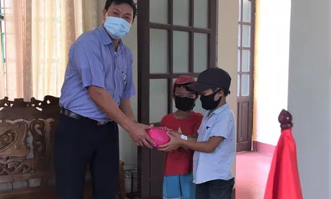 Hà Tĩnh:  Hai cháu nhỏ đạp xe 3km mang lợn tiết kiệm lên xã ủng hộ chống dịch