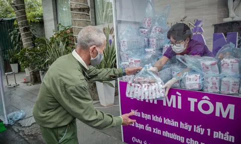 “ATM mì tôm và trứng” của bác sĩ và các nhà hảo tâm giúp người khó khăn.