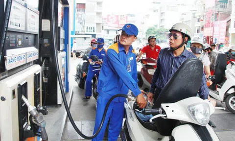 Giá xăng tiếp tục giảm kỷ lục