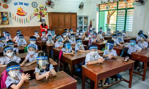 Nguy cơ cận thị, mỏi mắt khi học sinh đeo nón che giọt bắn liên tục
