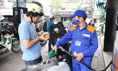 Giá xăng tăng trở lại sau 8 lần giảm liên tiếp?